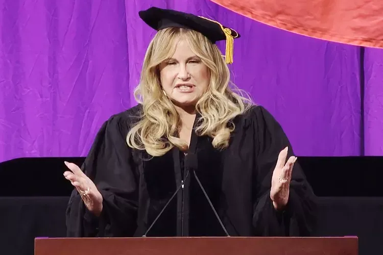 精選演講|去相信那些荒謬的可能性!Jennifer Coolidge 的幽默提醒
